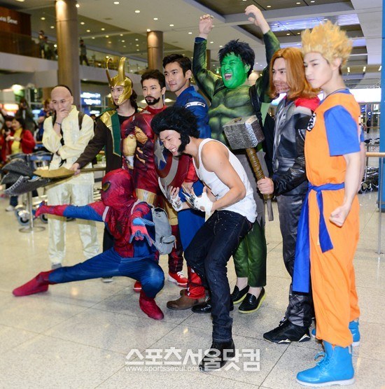 Super Junior "cosplay" thành "siêu anh hùng" giữa sân bay 5