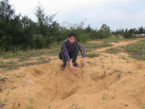 Nghi ăn trộm, ch&ocirc;n sống người để tra khảo 1