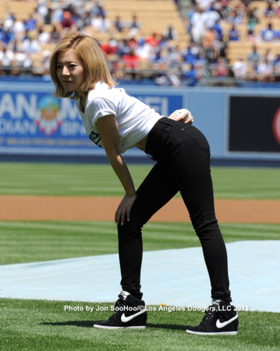 Sunny (SNSD) tự hào vì ném bóng chày "không cắm thẳng xuống đất" 3