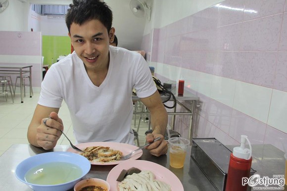 Cư dân mạng liêu xiêu với “anh chàng cơm gà hot nhất Thái Lan" 2