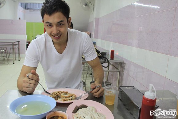 Cư d&acirc;n mạng li&ecirc;u xi&ecirc;u với &ldquo;anh ch&agrave;ng cơm g&agrave; hot nhất Th&aacute;i Lan" 2
