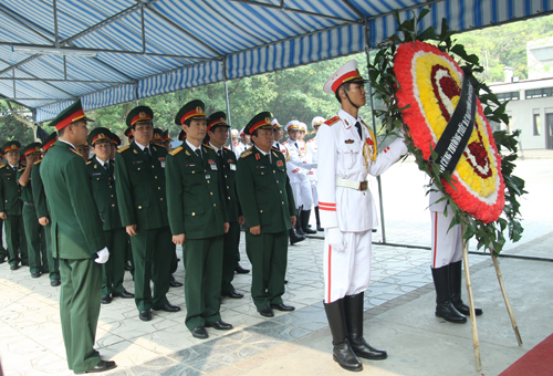 Hết giờ Lễ viếng Quốc tang, nhiều người dân vẫn xếp hàng vào viếng Đại tướng 68