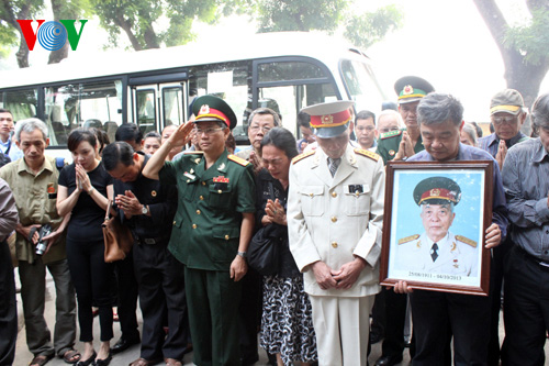 Hết giờ Lễ viếng Quốc tang, nhiều người dân vẫn xếp hàng vào viếng Đại tướng 19