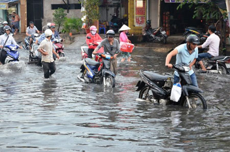 Mưa 4 buổi chiều liên tiếp, dân Sài Gòn khốn khổ lội nước 1