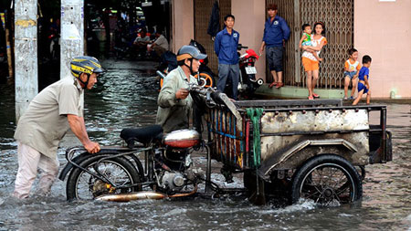 Mưa 4 buổi chiều liên tiếp, dân Sài Gòn khốn khổ lội nước 6