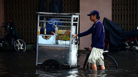 Mưa 4 buổi chiều liên tiếp, dân Sài Gòn khốn khổ lội nước 8