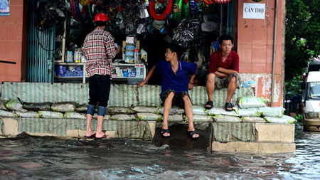 Mưa 4 buổi chiều liên tiếp, dân Sài Gòn khốn khổ lội nước 9