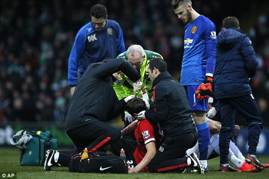 Cận cảnh pha bóng khiến cầu thủ trẻ của Man United bị rách đầu 3