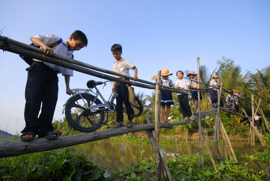 "Thót tim" với những con đường dẫn đến nơi học chữ 13 "Thót tim" với những con đường dẫn đến nơi học chữ 13