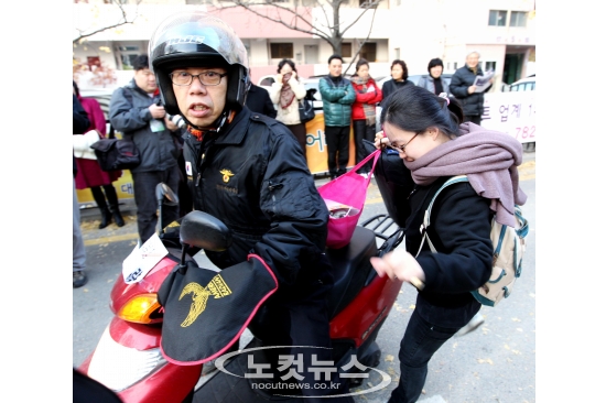 "Đội cứu tinh trên xa lộ" của các sĩ tử tại Hàn Quốc 4