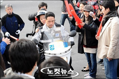 "Đội cứu tinh trên xa lộ" của các sĩ tử tại Hàn Quốc 5
