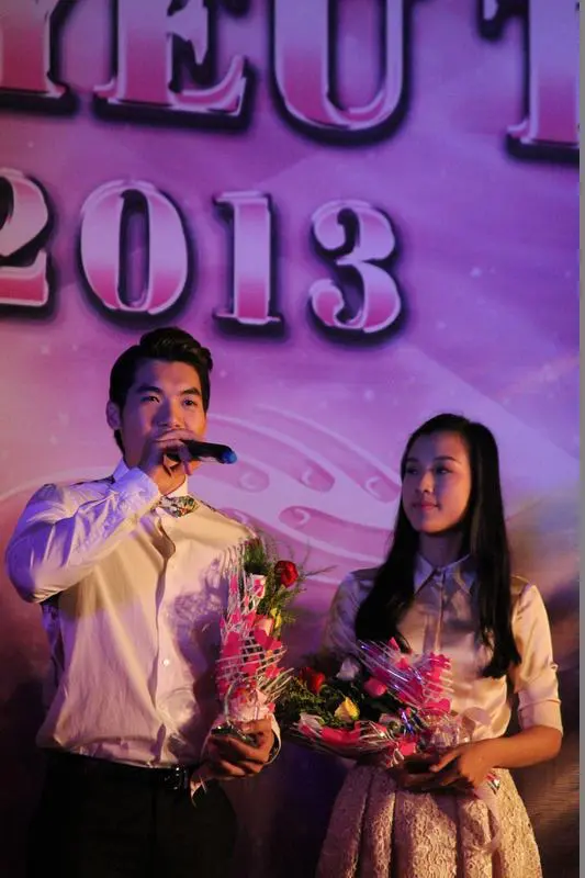 Đ&ecirc;m nhạc g&acirc;y quỹ ho&agrave;nh tr&aacute;ng nhất trong năm của SV ĐH Ngoại Thương 1