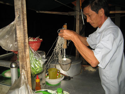 "Hủ tiếu gõ chuột cống" - Nỗi nhọc nhằn có thật sau những tin đồn... 4
