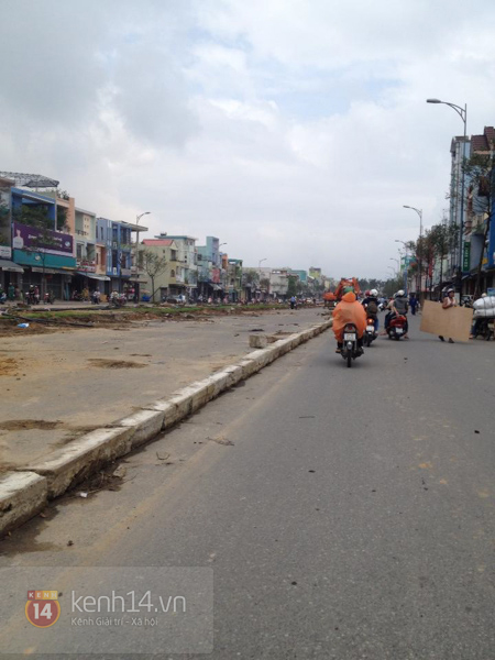 Đường phố Đà Nẵng vắng vẻ, người dân tranh thủ gia cố lại nhà trước siêu bão Haiyan 25