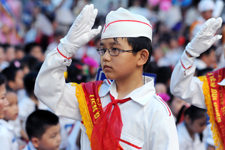 Quy định yêu cầu học sinh Hà Nội phải trực tiếp hát Quốc ca trong lễ chào cờ 1