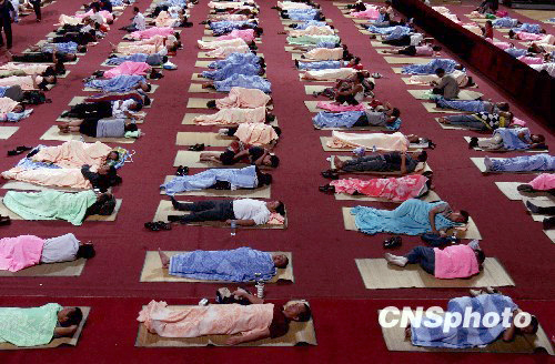 Gần 600 sinh vi&ecirc;n nằm rải r&aacute;c tr&ecirc;n s&agrave;n nh&agrave; thể chất để tr&aacute;nh n&oacute;ng 4
