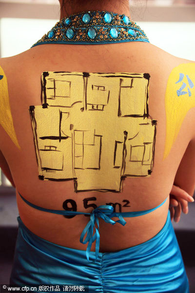 Quảng cáo bản thiết kế căn hộ trên lưng trần người đẹp 3