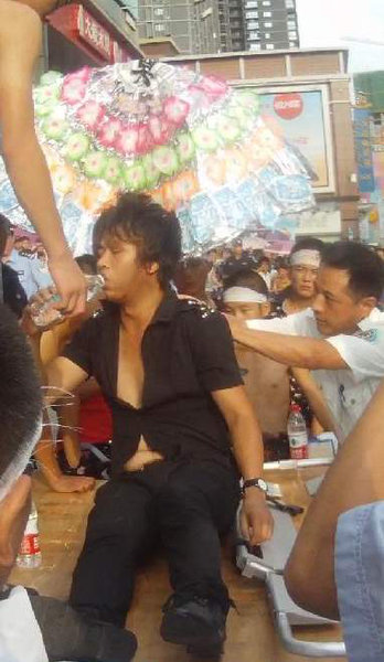 Giả chết đ&ograve;i bồi thường, phải bật dậy v&igrave;... kh&ocirc;ng chịu được n&oacute;ng 2