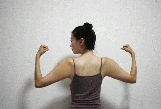 Trung Quốc: Cô gái xinh đẹp có cơ bắp tay bất thường  1