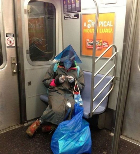 Phì cười với những phong cách thời trang "chẳng giống ai" trên tàu điện ngầm 1