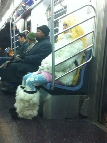 Phì cười với những phong cách thời trang "chẳng giống ai" trên tàu điện ngầm 4