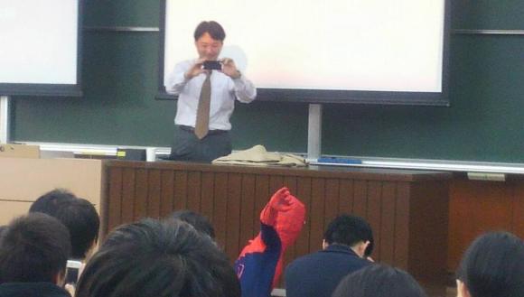 Mặc nguyên đồ Người nhện đi học Đại học 4