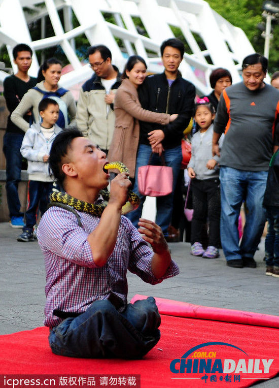Trung Quốc: Người đàn ông cụt 2 chân nuốt chửng rắn sống giữa phố 2