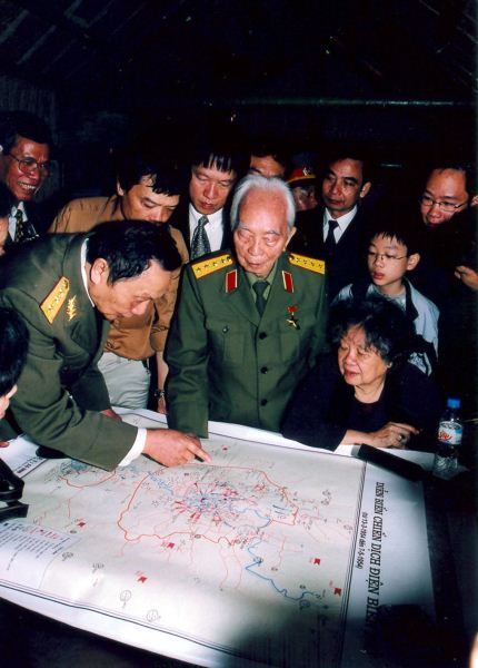 X&uacute;c động h&igrave;nh ảnh "&ocirc;ng nội đ&aacute;nh giặc t&agrave;i ba" thăm lại chiến trường xưa 15