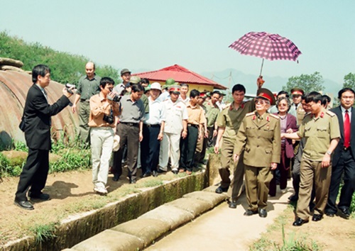 X&uacute;c động h&igrave;nh ảnh "&ocirc;ng nội đ&aacute;nh giặc t&agrave;i ba" thăm lại chiến trường xưa 10
