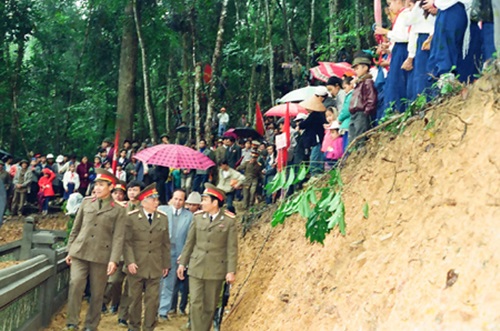 X&uacute;c động h&igrave;nh ảnh "&ocirc;ng nội đ&aacute;nh giặc t&agrave;i ba" thăm lại chiến trường xưa 12