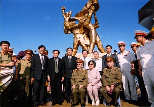 X&uacute;c động h&igrave;nh ảnh "&ocirc;ng nội đ&aacute;nh giặc t&agrave;i ba" thăm lại chiến trường xưa 14