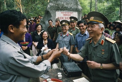 X&uacute;c động h&igrave;nh ảnh "&ocirc;ng nội đ&aacute;nh giặc t&agrave;i ba" thăm lại chiến trường xưa 3