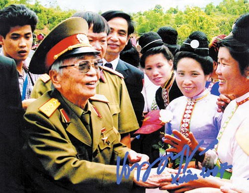 X&uacute;c động h&igrave;nh ảnh "&ocirc;ng nội đ&aacute;nh giặc t&agrave;i ba" thăm lại chiến trường xưa 9