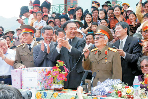 X&uacute;c động h&igrave;nh ảnh "&ocirc;ng nội đ&aacute;nh giặc t&agrave;i ba" thăm lại chiến trường xưa 8