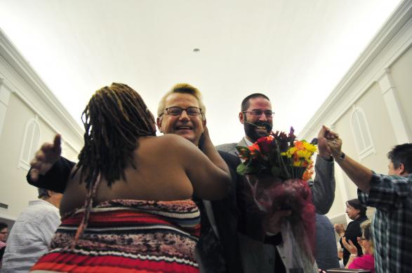 Khoảnh khắc ngập tràn hạnh phúc trong đám cưới của các cặp đôi đồng tính 5