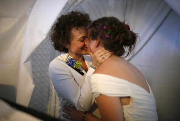 Khoảnh khắc ngập tràn hạnh phúc trong đám cưới của các cặp đôi đồng tính 10