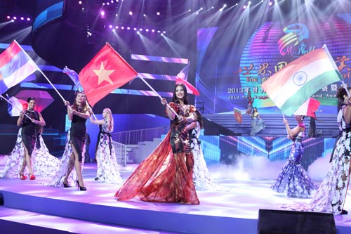 Mrs World 2013: Mỹ đăng quang, Việt Nam vào Top 6 10
