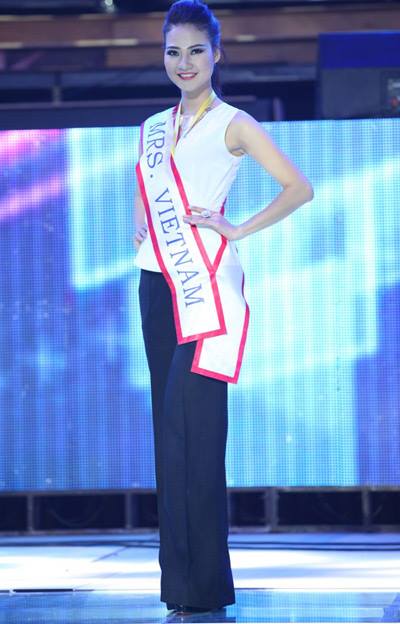 Qu&yacute; b&agrave; Trần Thị Quỳnh đeo băng sai t&ecirc;n nước Việt Nam 5