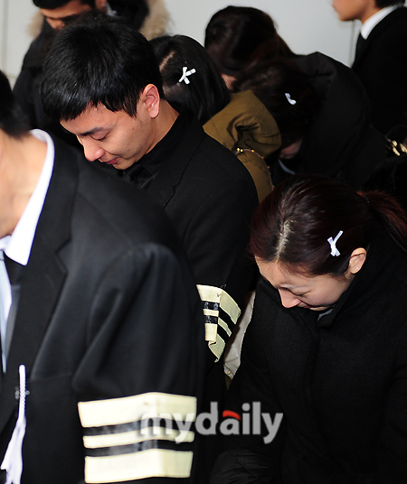 Leeteuk thất thần, khóc nghẹn trong đám tang bố và ông bà 17