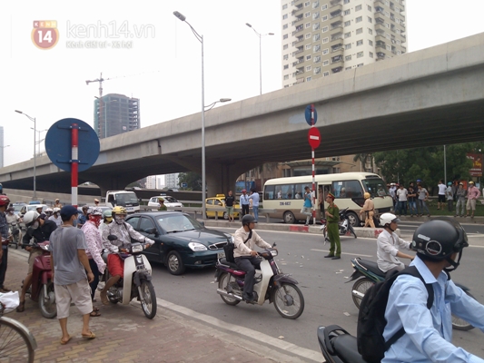 Hà Nội: Va chạm giao thông, một phụ nữ bị xe khách cán chết 2