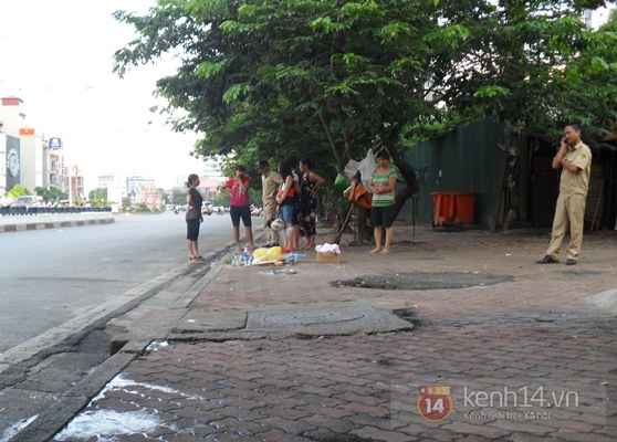 Hà Nội: Phát hiện xác bé trai vứt ở cạnh thùng rác bên đường 1