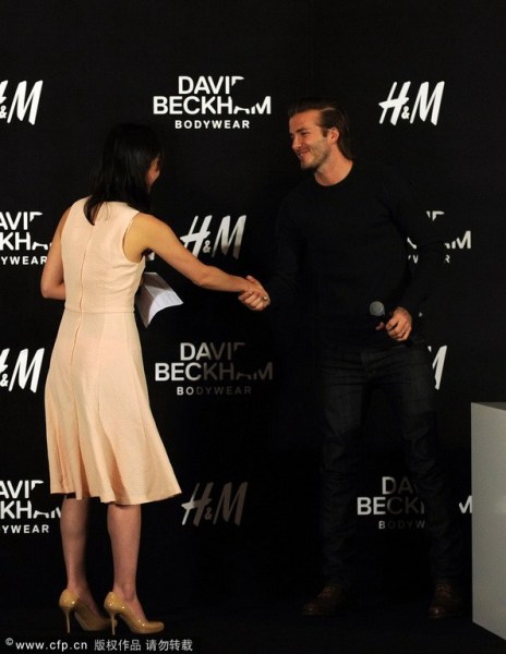 Fan nữ vui vẻ chụp ảnh cùng... quần lót David Beckham 11