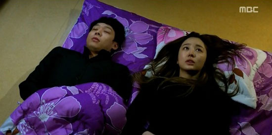 Soo Yeon (Eun Hye) hôn trộm Jung Woo (Yoo Chun) 7