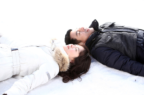 Song Hye Kyo cùng "anh trai" lăn lê trên nền tuyết 1
