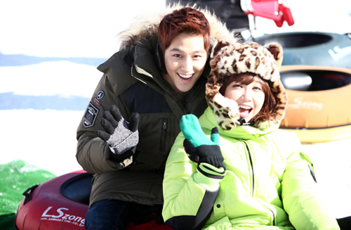 Song Hye Kyo cùng "anh trai" lăn lê trên nền tuyết 2