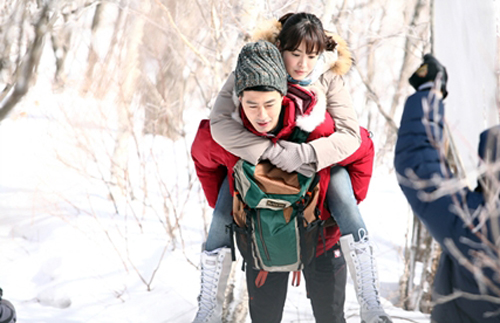 Song Hye Kyo trao "anh trai hờ" nụ hôn tuyết rơi 4