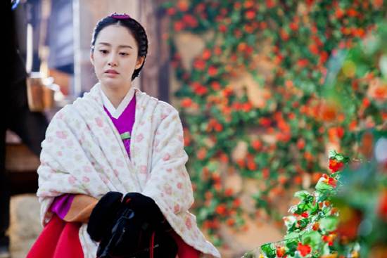 Phong thái hoàng gia của "Vương hậu" Kim Tae Hee 2