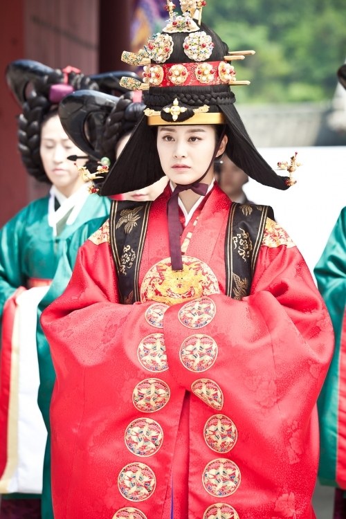 Jang Ok Jung (Kim Tae Hee) lên ngôi hoàng hậu 1