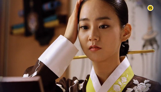 Jang Ok Jung (Kim Tae Hee) lập đàn cúng tế trong cung 3