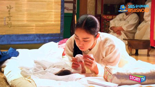 Kim Tae Hee mê mẩn chơi đùa cùng "con trai" 2